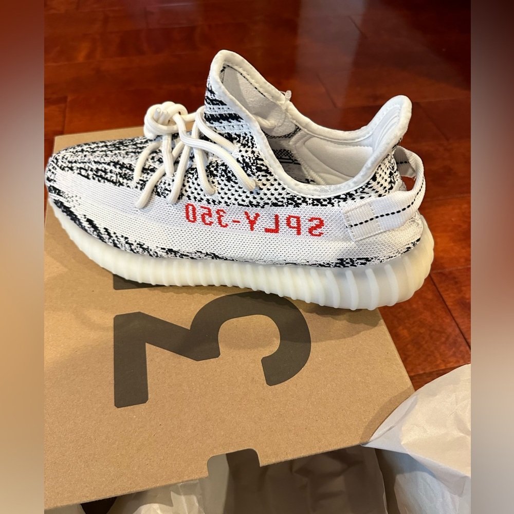 adidas Yeezy
Boost 350 V2 "Zebra - 2018/2019 Release" sneakers